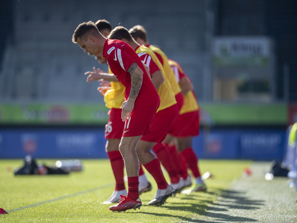 Spieler beim Dehnen im Gegenlicht vor dem Aufwärmen