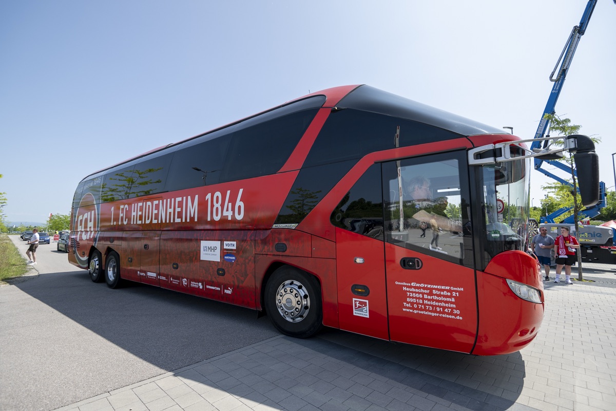 Mannschaftsbus des 1. FC Heidenheim 1846 bei der Ankunft am Stadion